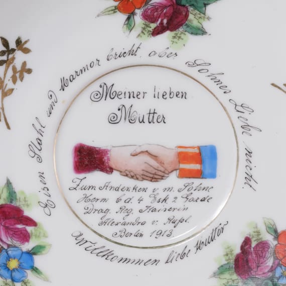 Ein Paar Reservistentassen mit Untertassen eines J&auml;gers zu Pferd, 1913-14