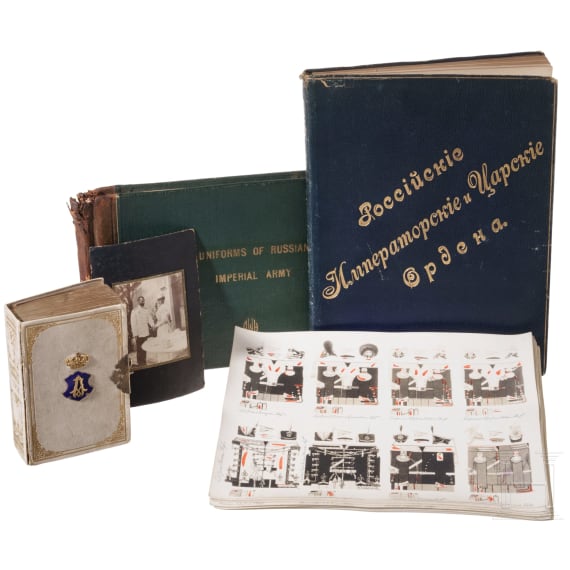 Gedenkbuch mit Chiffre "A" unter Gro&szlig;herzogskrone, Foto von Gro&szlig;f&uuml;rst Sergey Alexandrovich und Elisaveta Feodorovna sowie zwei B&uuml;cher, Russland, 1901 - 1914