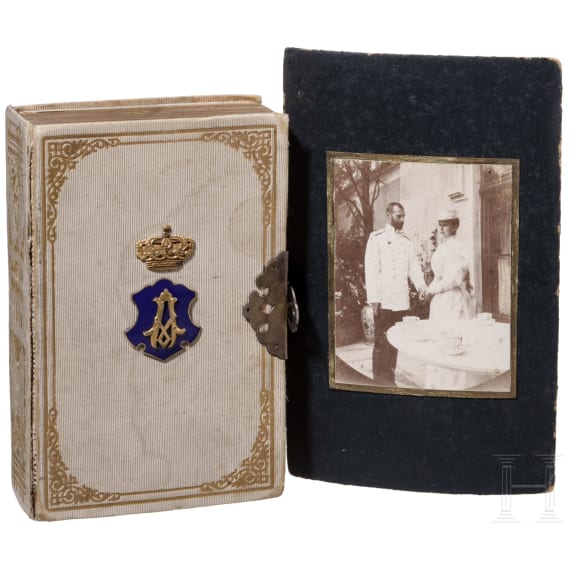 Gedenkbuch mit Chiffre "A" unter Gro&szlig;herzogskrone, Foto von Gro&szlig;f&uuml;rst Sergey Alexandrovich und Elisaveta Feodorovna sowie zwei B&uuml;cher, Russland, 1901 - 1914