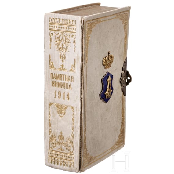 Gedenkbuch mit Chiffre "A" unter Gro&szlig;herzogskrone, Foto von Gro&szlig;f&uuml;rst Sergey Alexandrovich und Elisaveta Feodorovna sowie zwei B&uuml;cher, Russland, 1901 - 1914