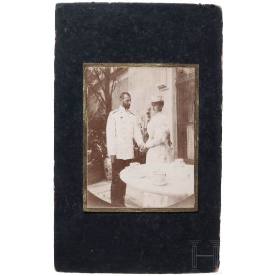 Gedenkbuch mit Chiffre "A" unter Gro&szlig;herzogskrone, Foto von Gro&szlig;f&uuml;rst Sergey Alexandrovich und Elisaveta Feodorovna sowie zwei B&uuml;cher, Russland, 1901 - 1914