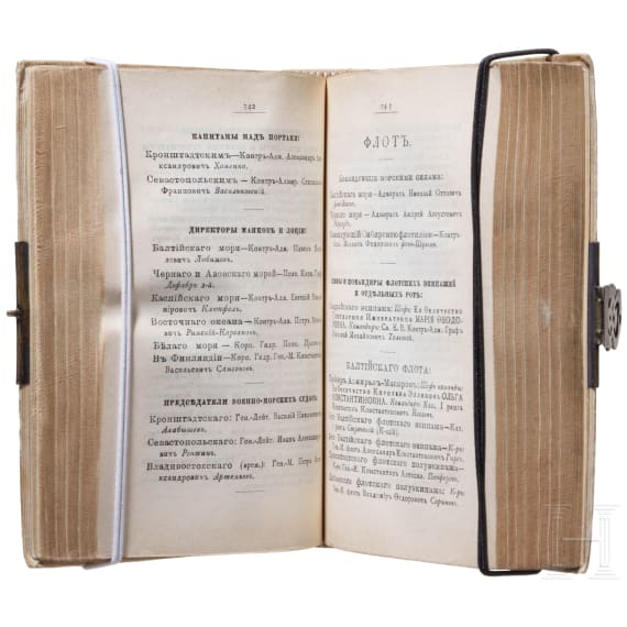 Gedenkbuch mit Chiffre "A" unter Gro&szlig;herzogskrone, Foto von Gro&szlig;f&uuml;rst Sergey Alexandrovich und Elisaveta Feodorovna sowie zwei B&uuml;cher, Russland, 1901 - 1914
