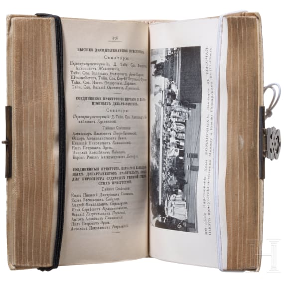Gedenkbuch mit Chiffre "A" unter Gro&szlig;herzogskrone, Foto von Gro&szlig;f&uuml;rst Sergey Alexandrovich und Elisaveta Feodorovna sowie zwei B&uuml;cher, Russland, 1901 - 1914