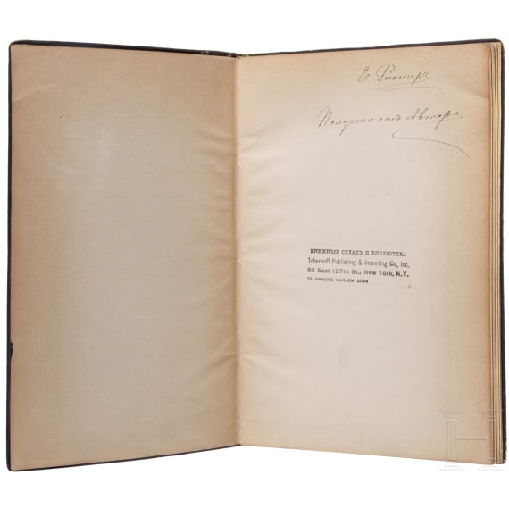 Gedenkbuch mit Chiffre "A" unter Gro&szlig;herzogskrone, Foto von Gro&szlig;f&uuml;rst Sergey Alexandrovich und Elisaveta Feodorovna sowie zwei B&uuml;cher, Russland, 1901 - 1914
