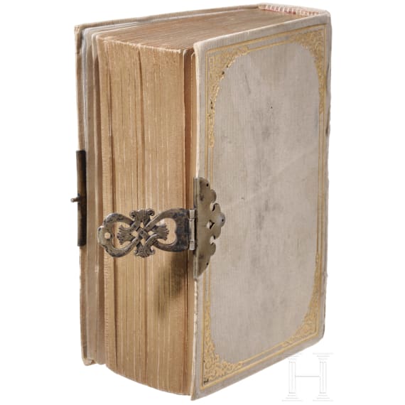 Gedenkbuch mit Chiffre "A" unter Gro&szlig;herzogskrone, Foto von Gro&szlig;f&uuml;rst Sergey Alexandrovich und Elisaveta Feodorovna sowie zwei B&uuml;cher, Russland, 1901 - 1914