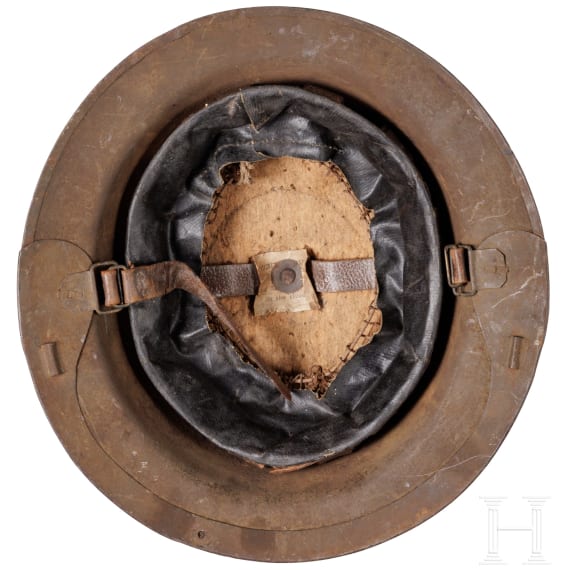 Stahlhelm M 17 "Brodie" mit einer Halterung f&uuml;r das Kettenvisier