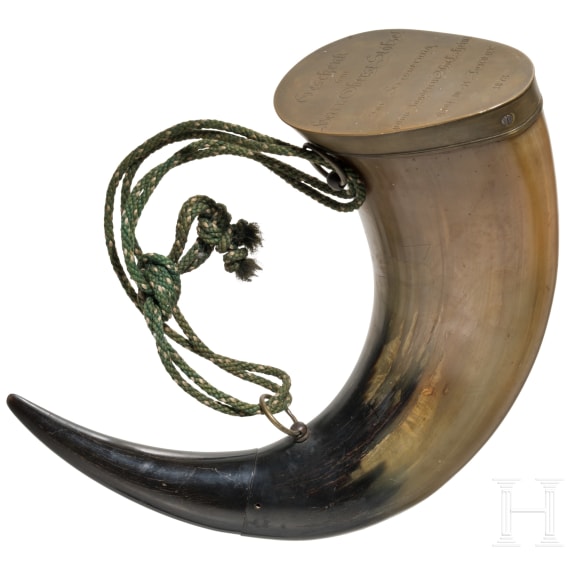 Offiziersgeschenk in Form eines Pulverhorns, datiert 1873