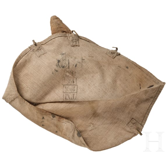 Helm M 1886 f&uuml;r einen Reservisten mit Paradebusch und Helm&uuml;berzug