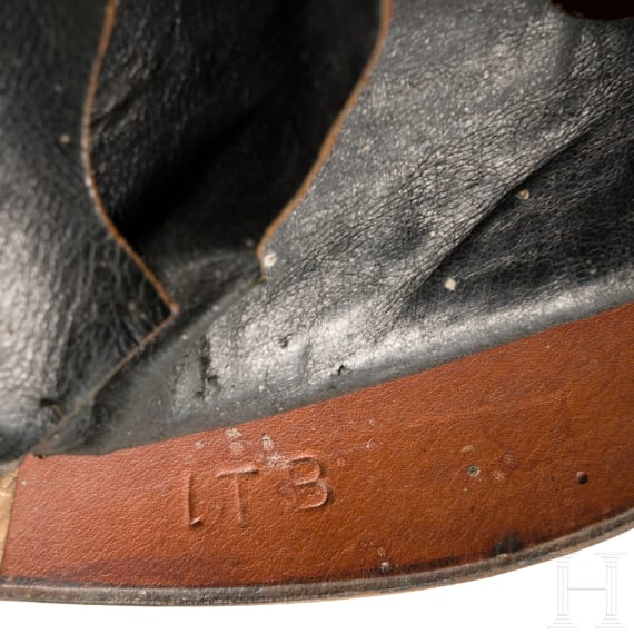 Helm M 1886 f&uuml;r Mannschaften des Train mit schwarzem Paradebusch