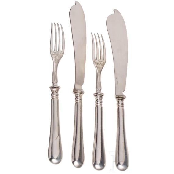 Vierteiliges Fischbesteck aus Silber, wohl aus einer hohen Offiziers- oder Admiralsmesse, um 1870