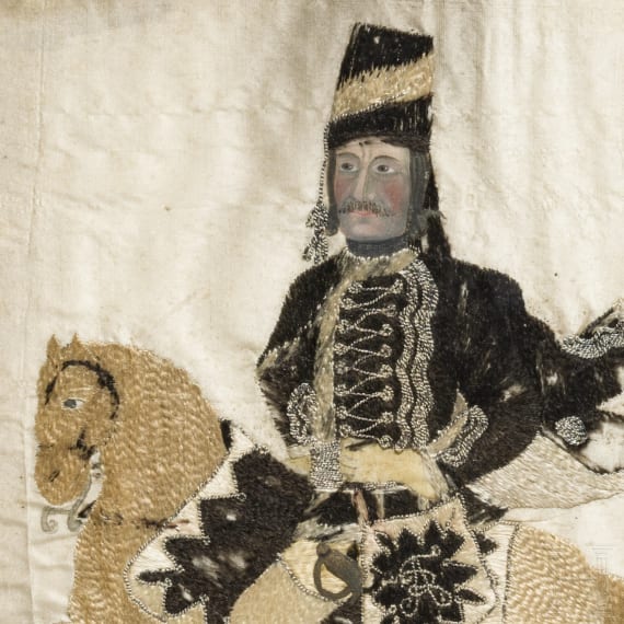 Fr&uuml;hes Seidenstickbild mit handgemaltem Gesicht eines Husars des Leibregiments, 1. H&auml;lfte 19. Jhdt.