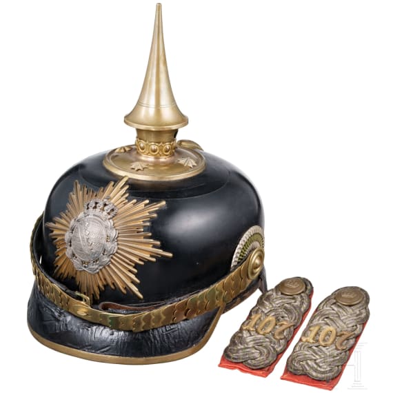 Helm und Schulterst&uuml;cke eines Majors im K. S. 8. Infanterie-Regiment "Prinz Johann Georg" Nr. 107, datiert 1908