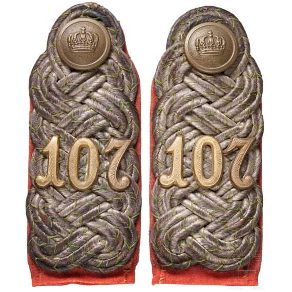 Helm und Schulterst&uuml;cke eines Majors im K. S. 8. Infanterie-Regiment "Prinz Johann Georg" Nr. 107, datiert 1908