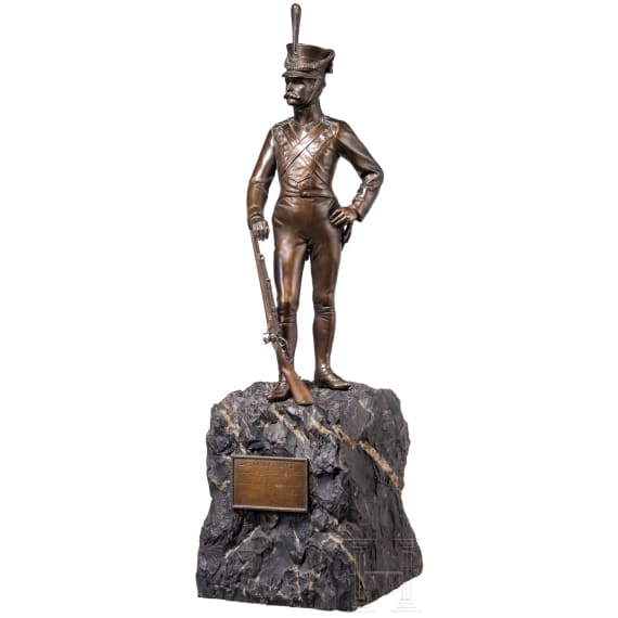 Bronzeskulptur eines Grenadiers als Abschiedsgeschenk des Offizierskorps des Grenadier-Regts. K&ouml;nig Karl (5. W&uuml;rtt.) Nr. 123 an einen Major, 1910