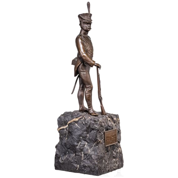 Bronzeskulptur eines Grenadiers als Abschiedsgeschenk des Offizierskorps des Grenadier-Regts. K&ouml;nig Karl (5. W&uuml;rtt.) Nr. 123 an einen Major, 1910