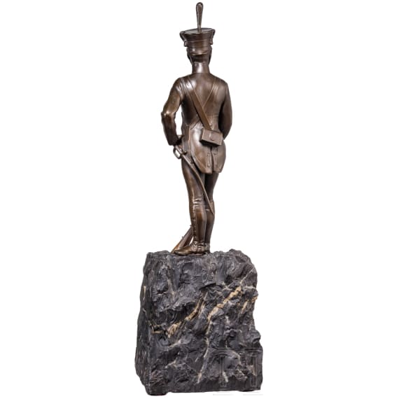 Bronzeskulptur eines Grenadiers als Abschiedsgeschenk des Offizierskorps des Grenadier-Regts. K&ouml;nig Karl (5. W&uuml;rtt.) Nr. 123 an einen Major, 1910