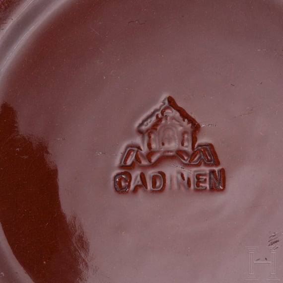 Aschenbecher, Leuchter und Becher aus der Kaiserlichen Majolika-Manufaktur Cadinen