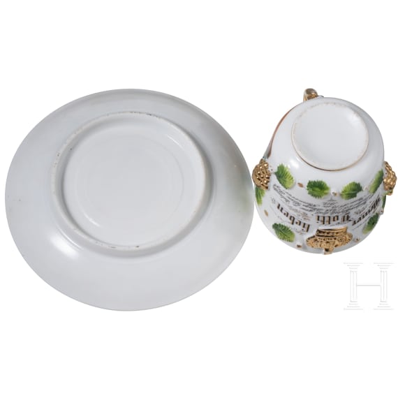 Geschenkteller und Tasse eines K&ouml;nigsulanen