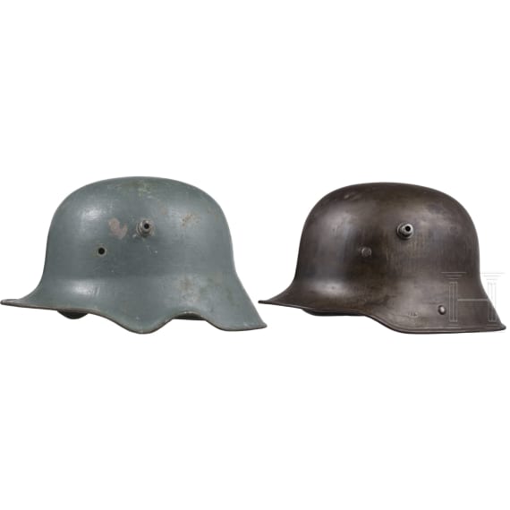Zwei Helmglocken