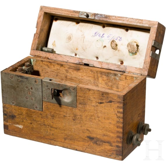 Feldfernsprecher und Kasten der Feldsprechbatterie 16
