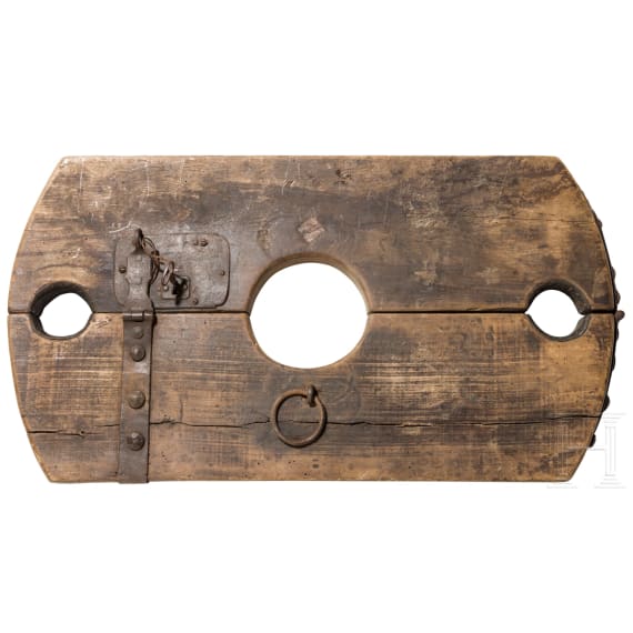 A heavy German wooden neck-block, 17th/18th century