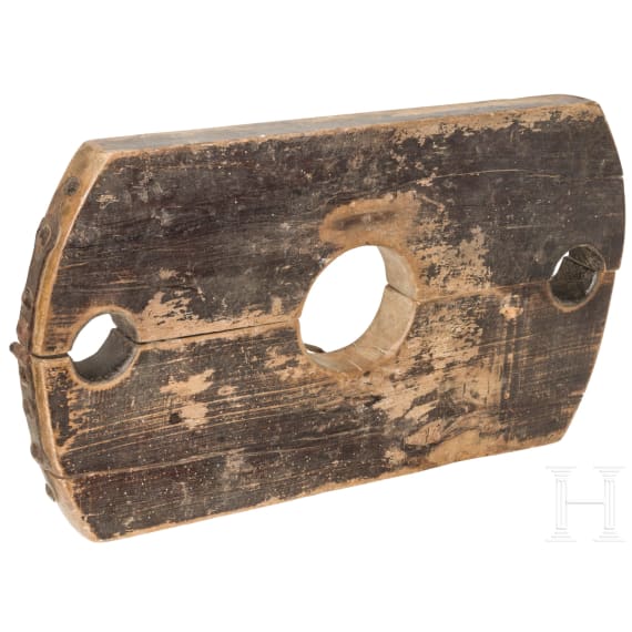 A heavy German wooden neck-block, 17th/18th century