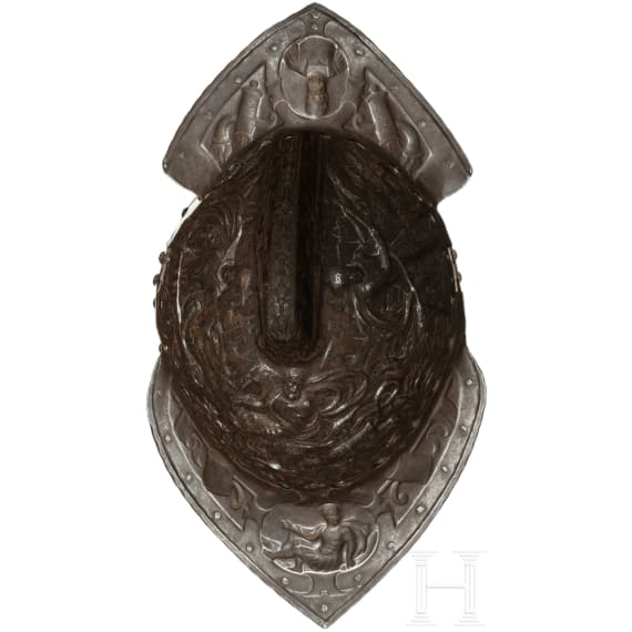 Getriebene und vergoldete Parade-Sturmhaube im Stil der Renaissance, Mailand, um 1860