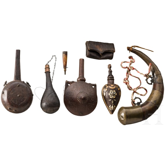 Sechs Pulverh&ouml;rner und ein Kartuschkasten, orientalisch, 19. Jhdt.