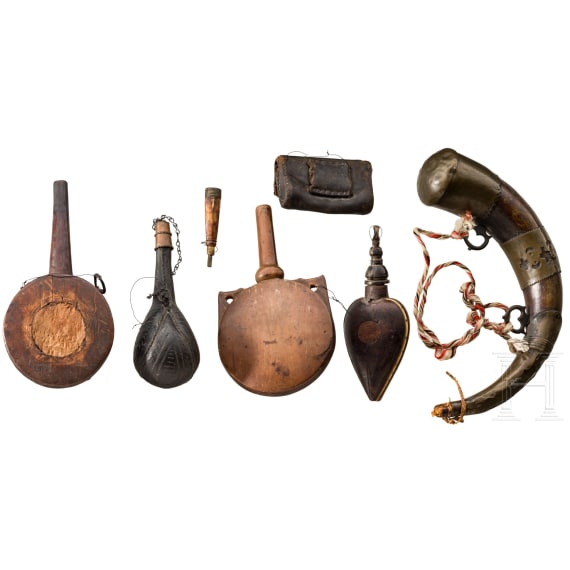 Sechs Pulverh&ouml;rner und ein Kartuschkasten, orientalisch, 19. Jhdt.
