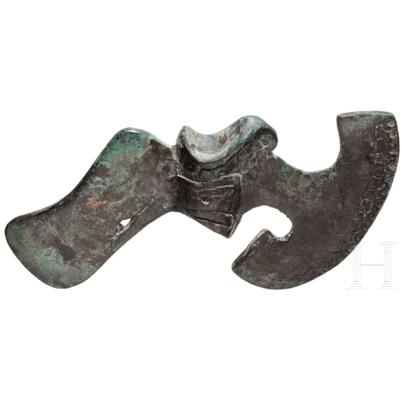 Bronzene Doppelaxt mit verzierter vorderer Schneide und breitem Blatt im Nacken, auf der Schaftr&ouml;hre ein Raubvogelkopf, Luristan, fr&uuml;hes 2. Jtsd. v. Chr.