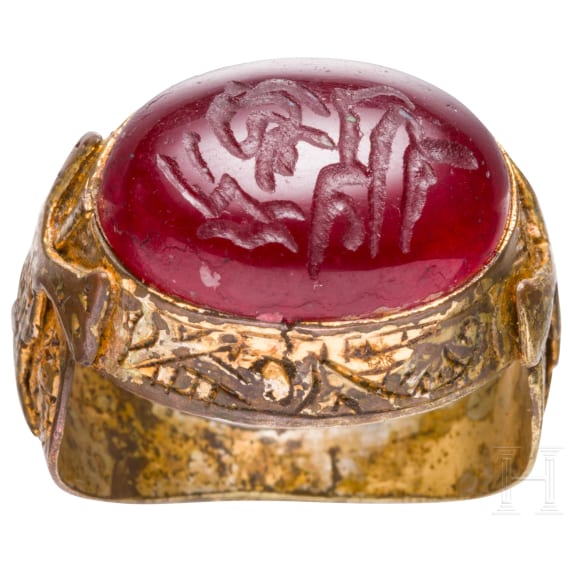 Verzierter und vergoldeter Bronzering mit beschriftetem Cabochon aus Karneol, seldschukisch, 12. - 13. Jhdt.