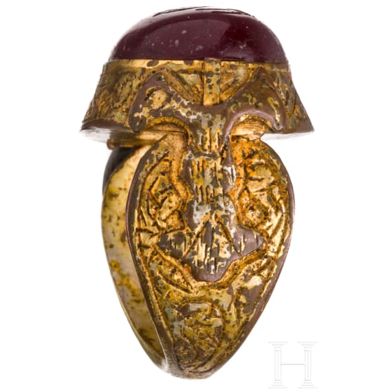 Verzierter und vergoldeter Bronzering mit beschriftetem Cabochon aus Karneol, seldschukisch, 12. - 13. Jhdt.