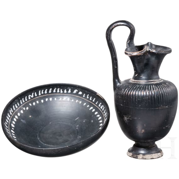Oichnoche aus schwarzer Glanztonkeramik und Sch&auml;lchen, Gro&szlig;griechenland, 3. Jhdt. v. Chr.
