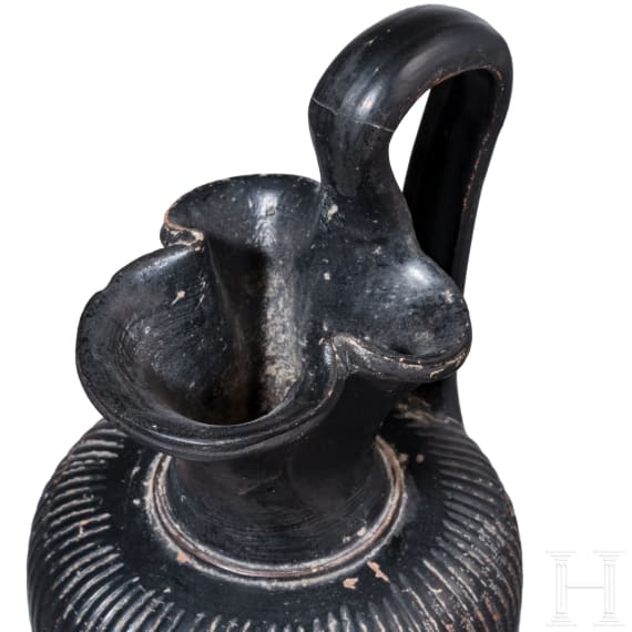 Oichnoche aus schwarzer Glanztonkeramik und Sch&auml;lchen, Gro&szlig;griechenland, 3. Jhdt. v. Chr.