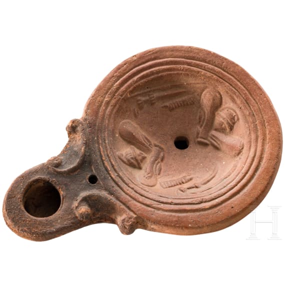 &Ouml;llampe mit Darstellung von Gladiatorenwaffen, r&ouml;misch, Mitte 1. Jhdt. n. Chr.