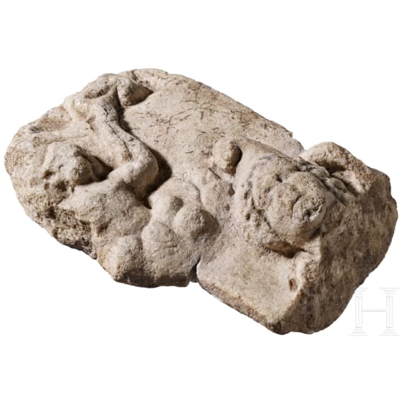 Relieffragment mit Mithraskopf und Cautes mit Fackel, 3. Jhdt. n. Chr.