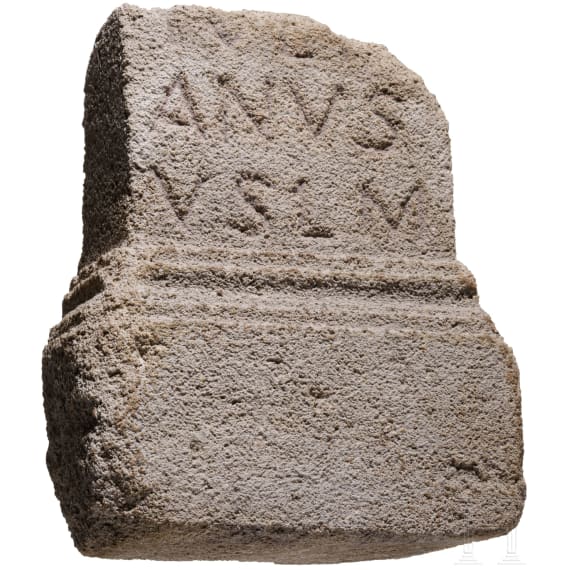 Weihealtarfragment aus Kalkstein, r&ouml;misch, 2. - 3. Jhdt. n. Chr.