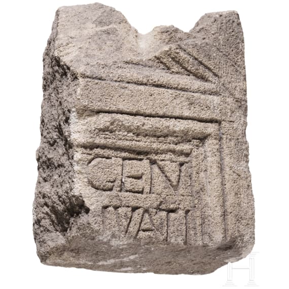 Fragment vom Giebel eines Grabsteins mit Inschrift, r&ouml;misch, sp&auml;tes 1. - fr&uuml;hes 2. Jhdt. n. Chr.