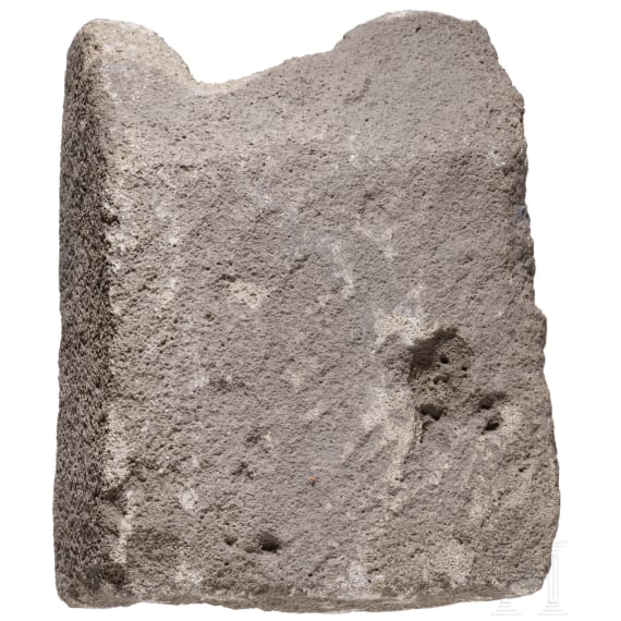Fragment vom Giebel eines Grabsteins mit Inschrift, r&ouml;misch, sp&auml;tes 1. - fr&uuml;hes 2. Jhdt. n. Chr.