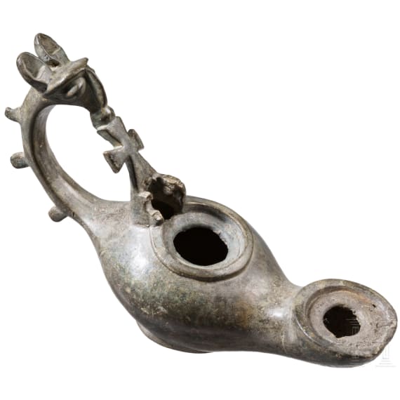 &Ouml;llampe aus Bronze mit Tierkopf und Kreuz, fr&uuml;hbyzantinisch, 6. - 7. Jhdt.