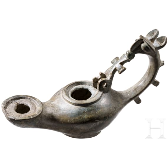 &Ouml;llampe aus Bronze mit Tierkopf und Kreuz, fr&uuml;hbyzantinisch, 6. - 7. Jhdt.