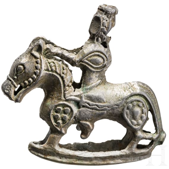 Beschlag mit Reiter aus Zinnbronze, finno-ugrisch, 11. Jhdt.