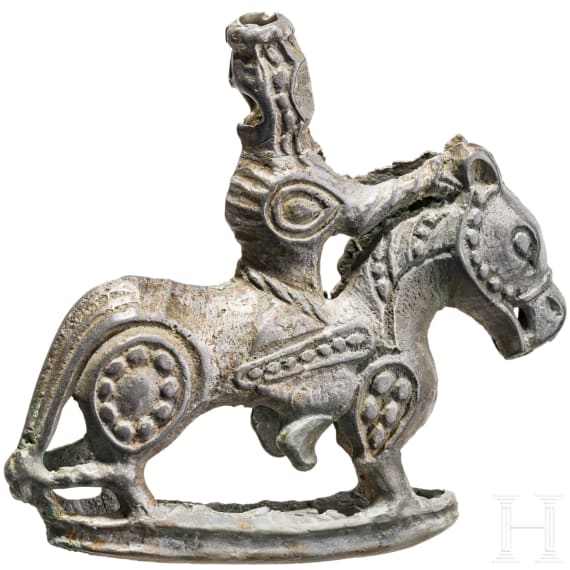Beschlag mit Reiter aus Zinnbronze, finno-ugrisch, 11. Jhdt.