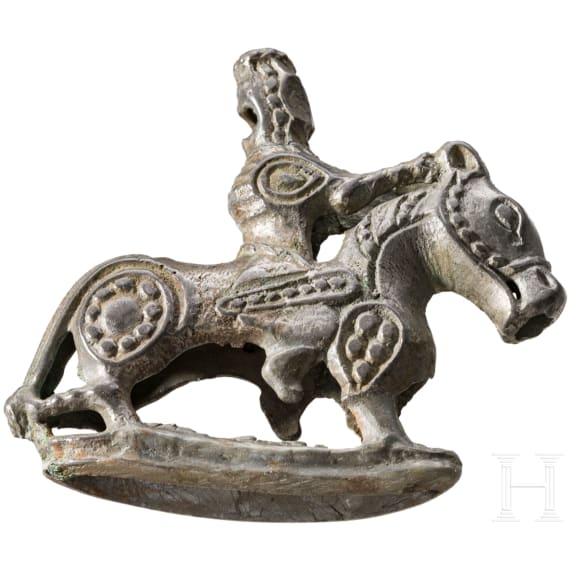 Beschlag mit Reiter aus Zinnbronze, finno-ugrisch, 11. Jhdt.
