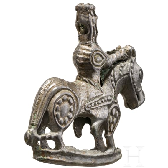 Beschlag mit Reiter aus Zinnbronze, finno-ugrisch, 11. Jhdt.