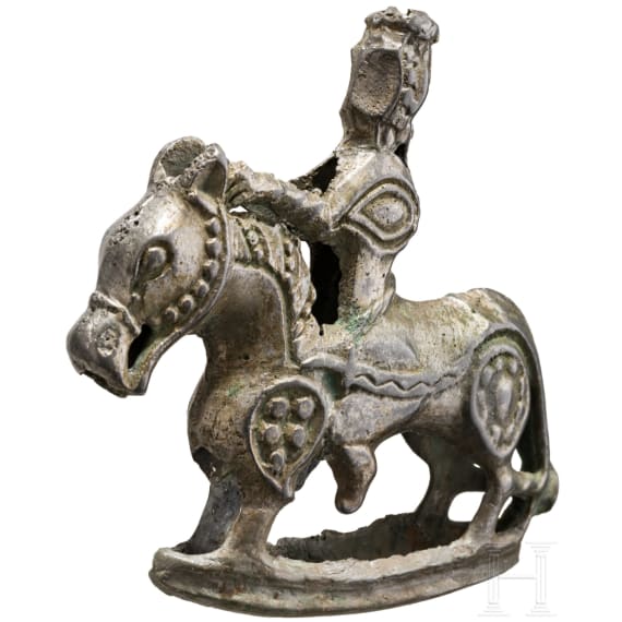 Beschlag mit Reiter aus Zinnbronze, finno-ugrisch, 11. Jhdt.