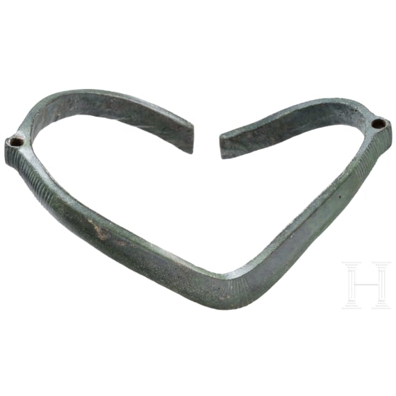 Hallstattzeitlicher Schaukelring aus Bronze mit seitlichen &Ouml;sen, 7. - Mitte 6. Jhdt. v. Chr.