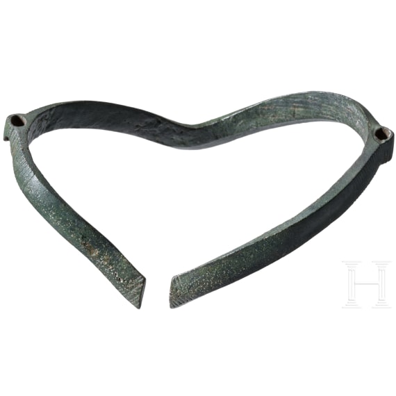Hallstattzeitlicher Schaukelring aus Bronze mit seitlichen &Ouml;sen, 7. - Mitte 6. Jhdt. v. Chr.