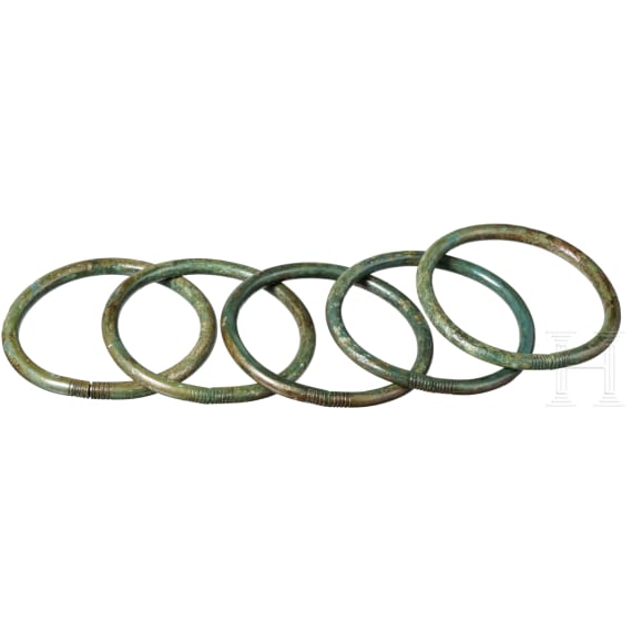 F&uuml;nf fr&uuml;heisenzeitliche Armreife (Stufe Hallstatt C), 8. - 7. Jhdt. v. Chr.