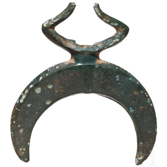 Massiver Beschlag in Lunulaform mit stilisierten Wasserv&ouml;geln, sp&auml;te Bronzezeit, 10. - 9. Jhdt. v. Chr.
